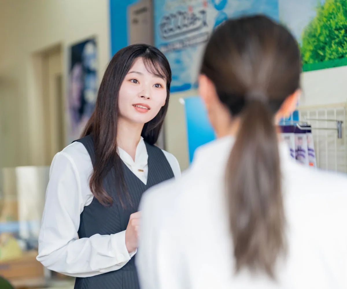 お客さまの相談にのっているスタッフの様子